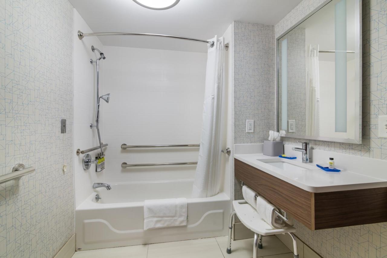 Holiday Inn Express - Plymouth By Ihg Bagian luar foto